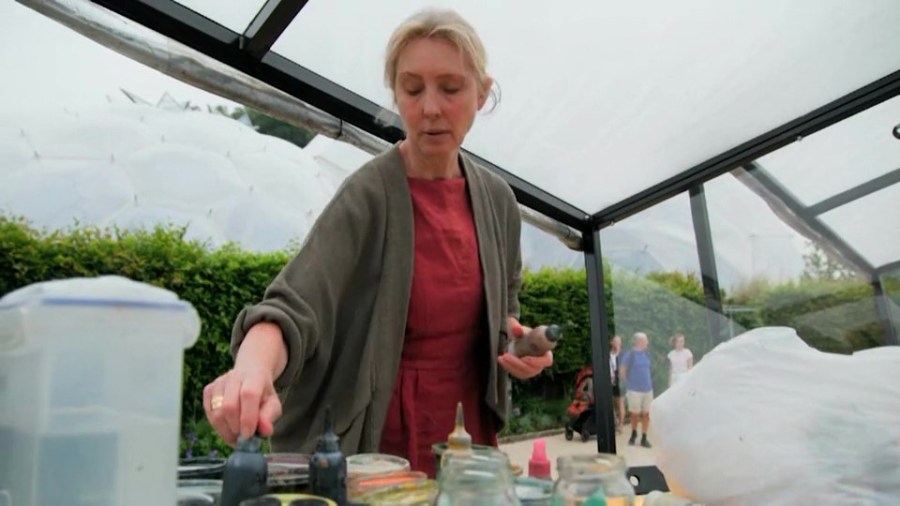 Susan Isaac at LAOTY preparing pod